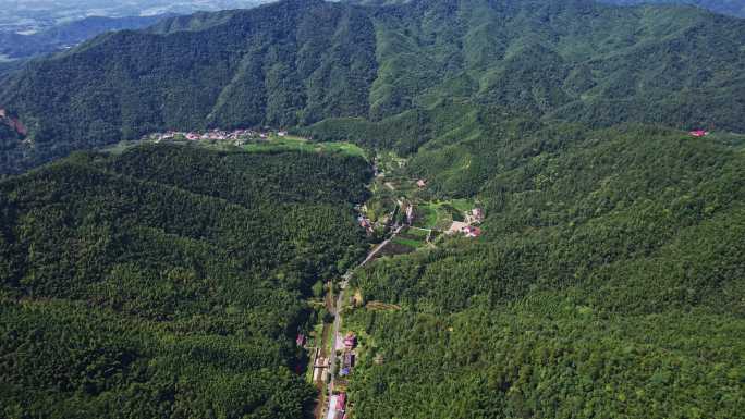 鸟瞰浏阳周洛大峡谷山谷里的乡村