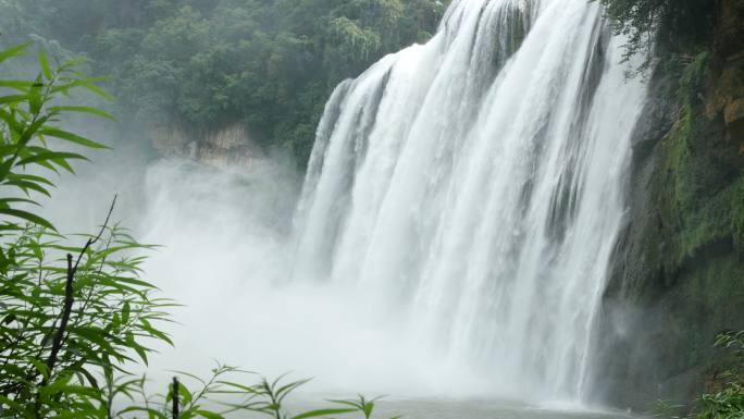 中国黄果树瀑布丰水期的瀑布倾斜而下的瀑布