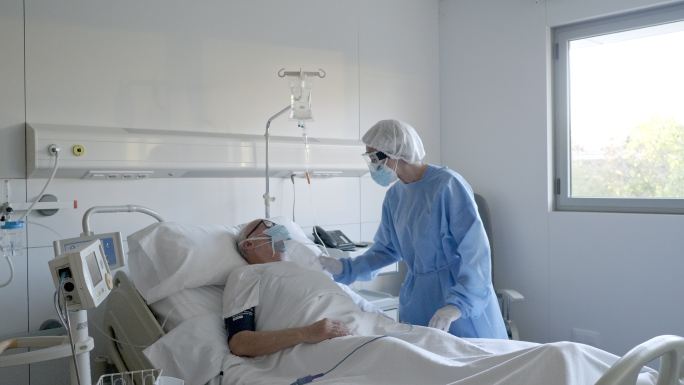 医生在医院照顾一名冠状病毒患者