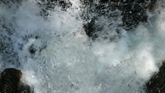 瀑布水花溅起升格拍摄慢动作