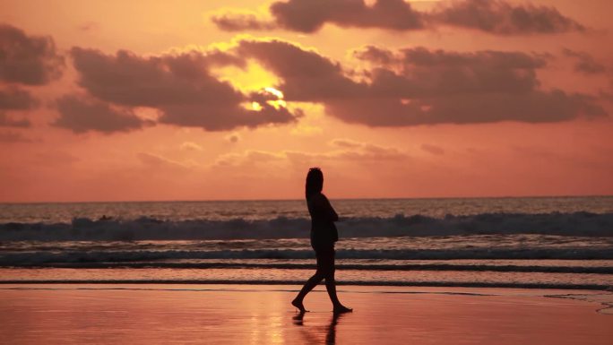夕阳下忧郁的女人 在海滩上眺望远方的女人