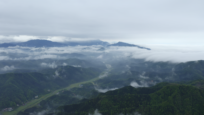 云雾缭绕的群山