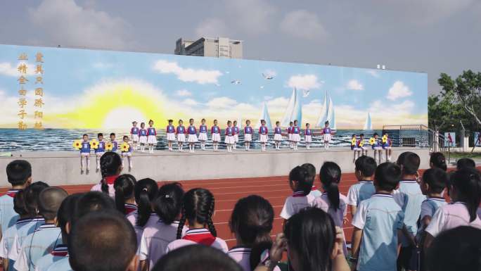 小学生在操场上升国旗