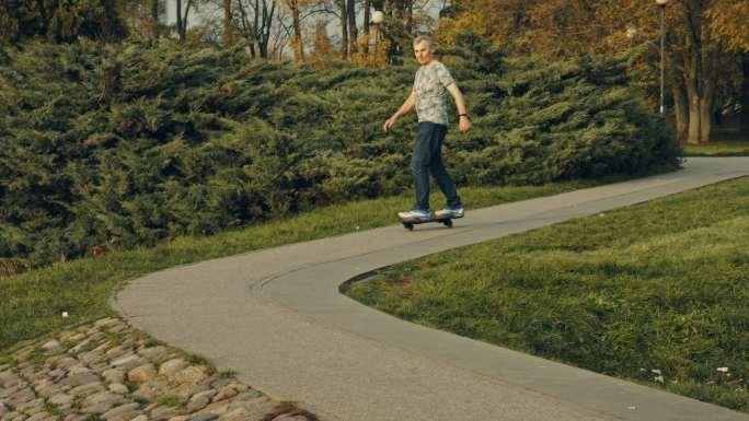 适合公园里的老年骑行滑板。退休活动