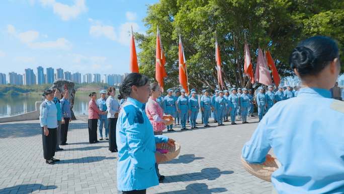 红军敬礼长征出发地群众送挥手感动军民情