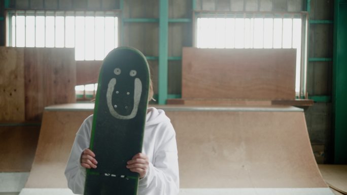 一位快乐的日本滑板运动员的肖像