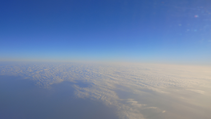 飞机窗外视角、云海
