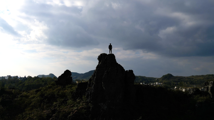 男人登山背影企业家登顶背影看见希望曙光