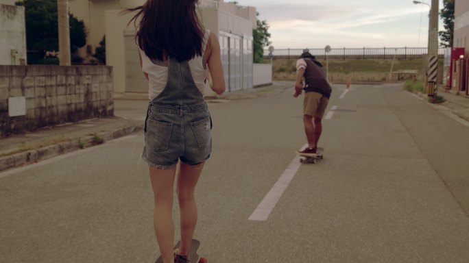 年轻夫妇喜欢滑板。