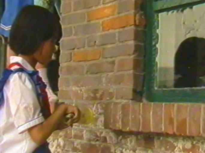 八九十年代学校开学劳动擦玻璃