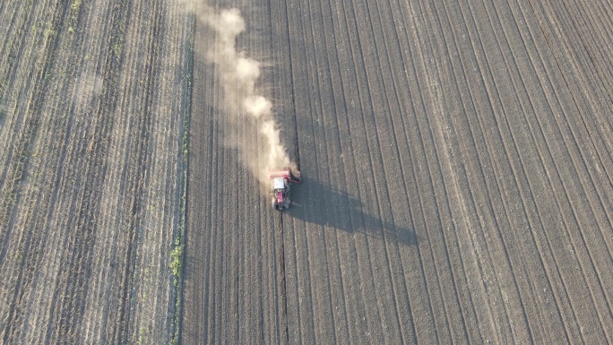 拖拉机耕作多尘田地的鸟瞰图