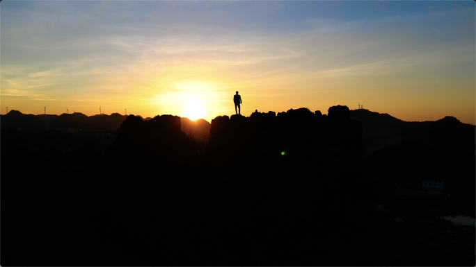 意境登山视频大气黄昏日落男人站在群山之巅