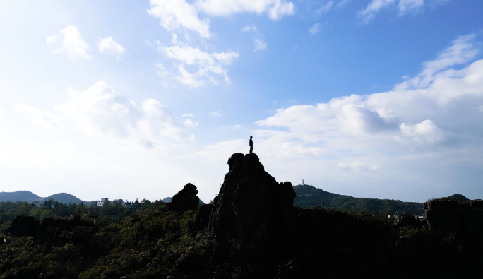 大气男人登顶山峰登峰造极俯瞰远方沉思冥想