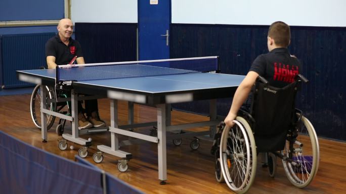练习乒乓球残疾人打乒乓球积极乐观永不放弃