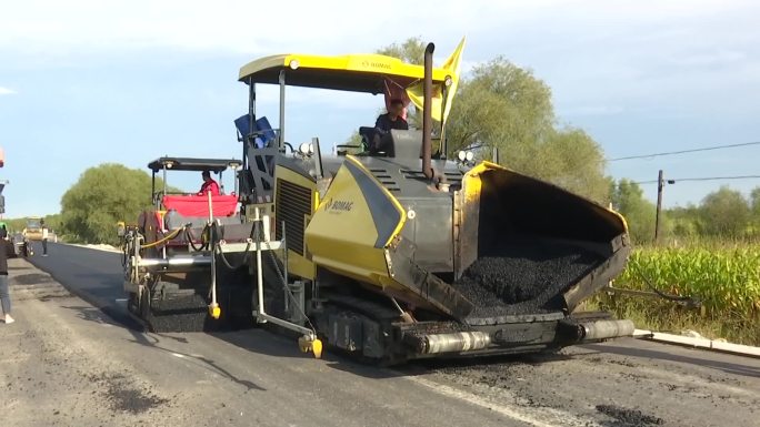 修路铺沥青油漆路修建