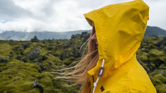 欣赏冰岛苔藓景观的年轻女性游客