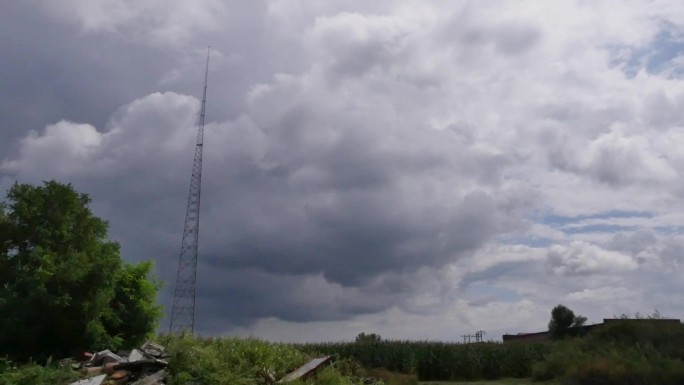无线发射塔阴云流动背景小飞机划过云层延时