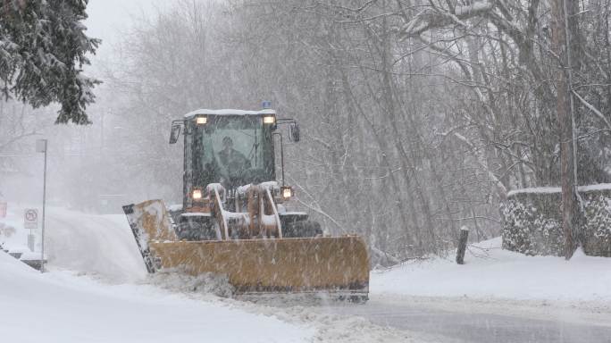 犁清理积雪的道路下大雪除雪机