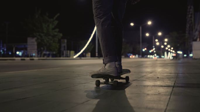 年轻人晚上在街上滑板