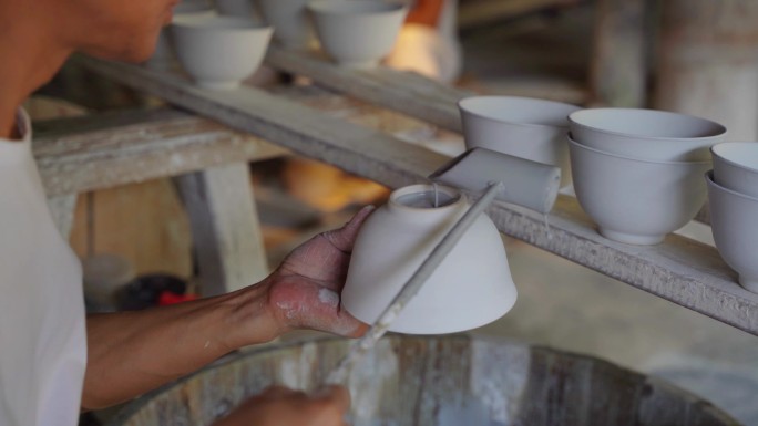 景德镇古窑陶瓷作坊工厂工人加工半成品瓷器