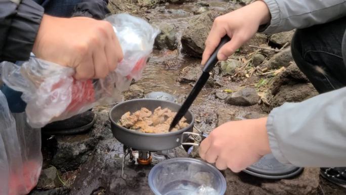 荒野求生小溪水大峡谷露营煎牛排野炊