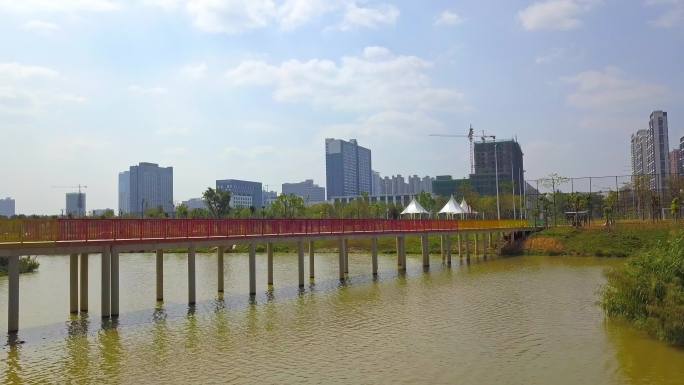 城市河流上的一座步行彩虹桥