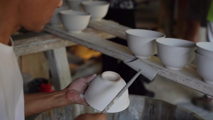 景德镇古窑陶瓷作坊工厂工人加工半成品瓷器