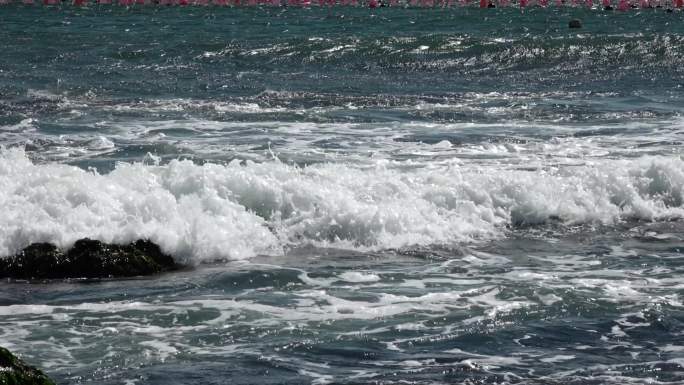 大海海浪浪花被风吹散的浪花