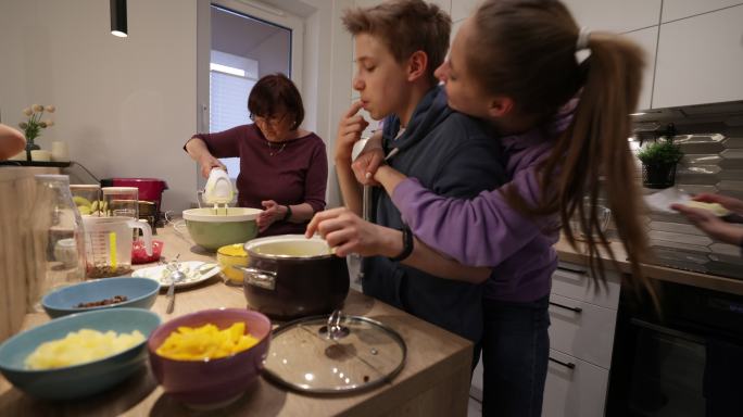 奶奶和十几岁的孩子在家做蛋糕。