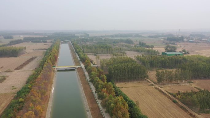 山东济南：南水北调东线工程济平干渠秋色浓