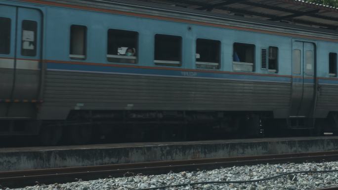 一列蓝色火车在火车站停下来的特写镜头。