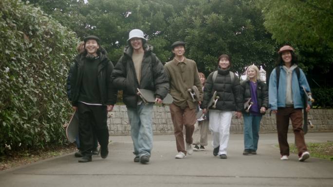 一群日本滑板运动员在公园里玩滑板