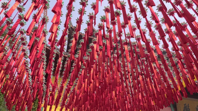 中国杭州灵隐寺的红色经幡。