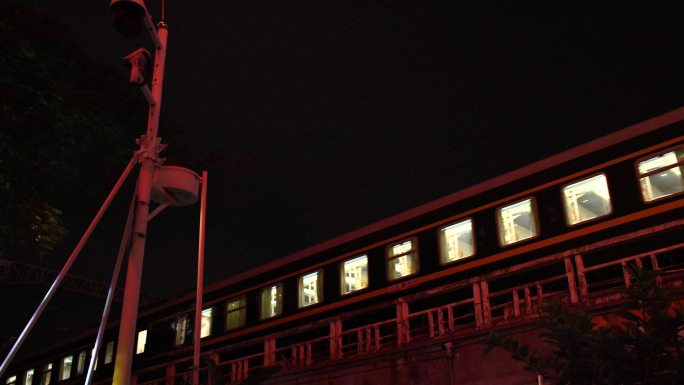 火车夜晚和谐号列车穿过城市