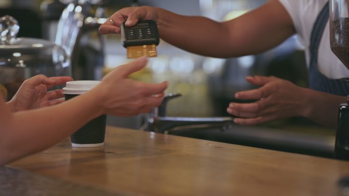 一位顾客从咖啡师那里买一杯咖啡的4k视频片段