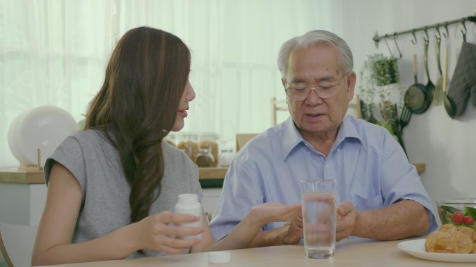 亚洲美女在家照顾残疾老人。
