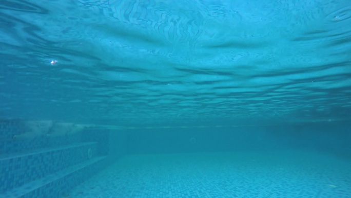 水池中的雨滴实拍淡水旅游