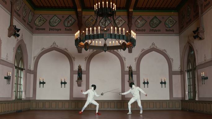 运动员在城堡里用重剑搏斗