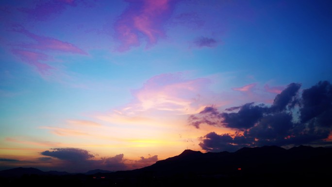 傍晚天空晚霞彩霞紫色粉色云朵乡村夜幕降临