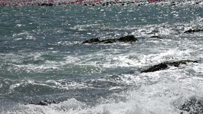 大海海浪浪花被风吹散的浪花