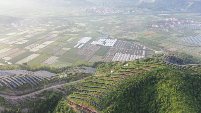 俯瞰山顶上的太阳能农场和地面上的农场