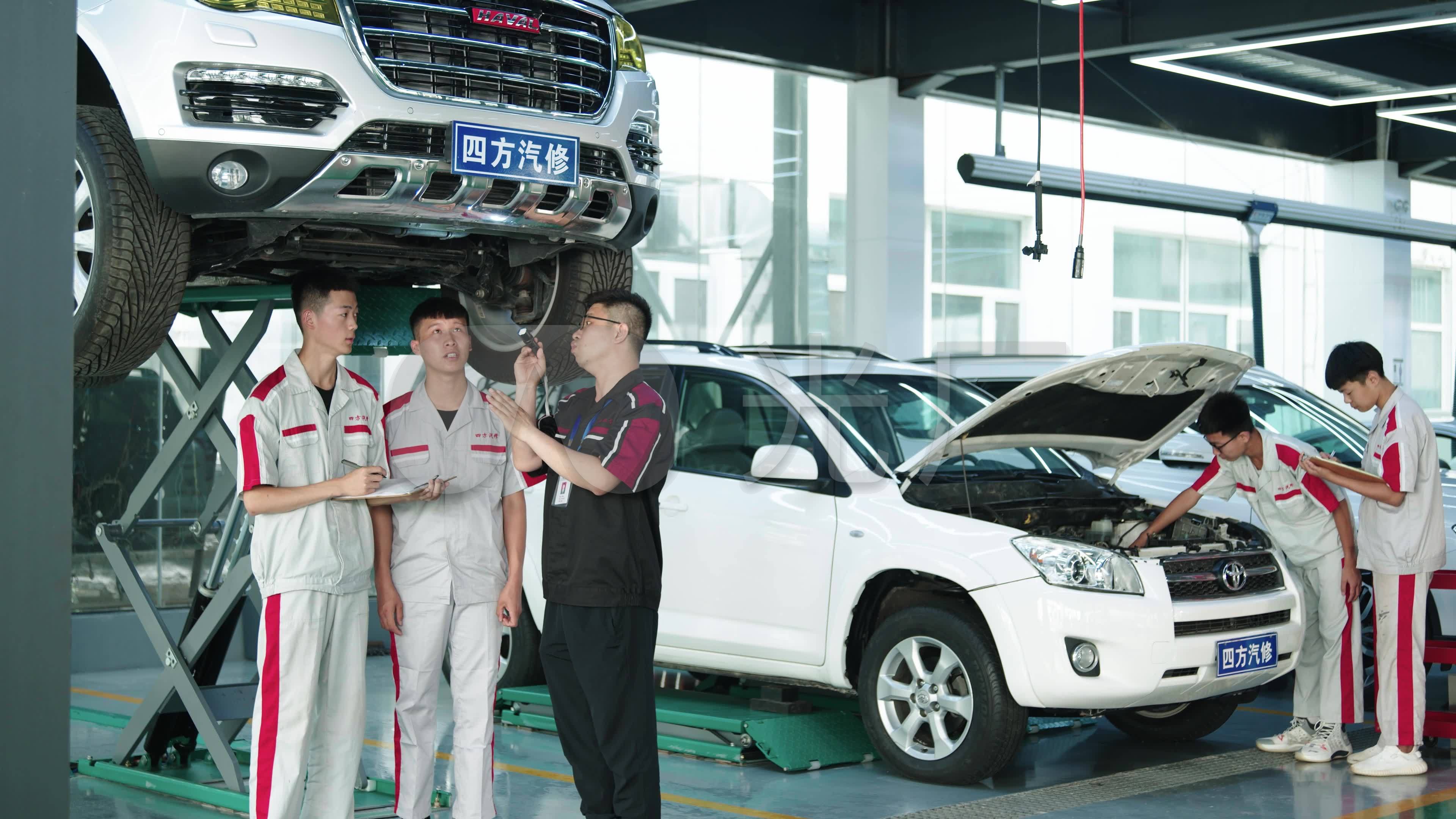 汽车维修保养主题场景插画矢量素材 Car Repair at Workshop Illustration – 设计小咖