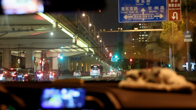 夜晚繁华城市开车视角
