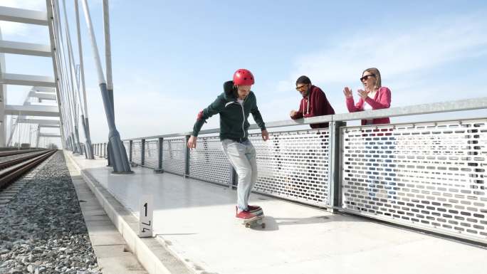 滑板运动员在阳光明媚的日子在街上表演技巧和跳跃-正常速度4k视频
