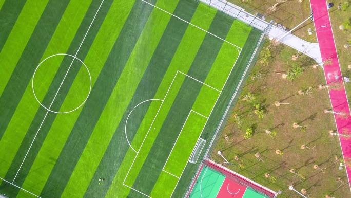 一座崭新的人工草坪足球场航拍