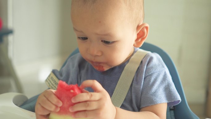 吃食物的亚洲幼儿。