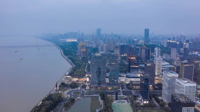 黄昏时分杭州滨江新城城市景观的延时鸟瞰
