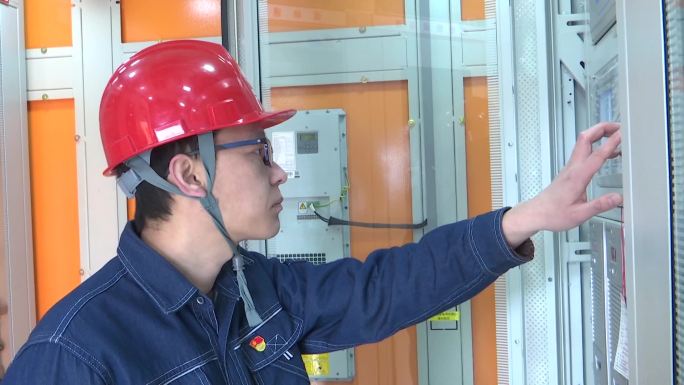 变电站内工程师电工在测试检查电力电子设备