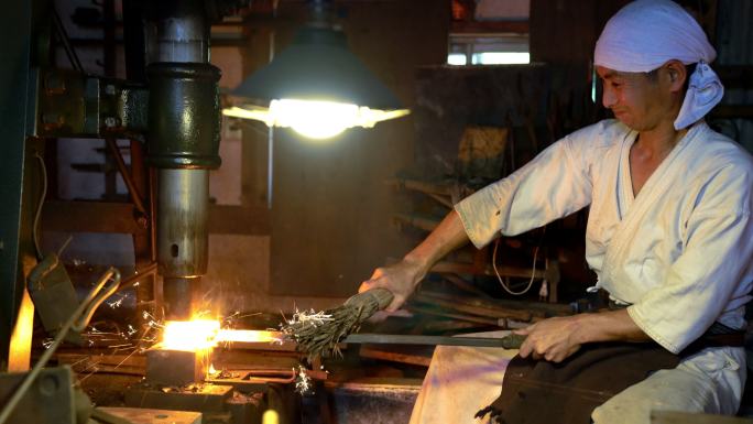 铁匠模制热金属块金属冶炼传统工艺宝剑铸造