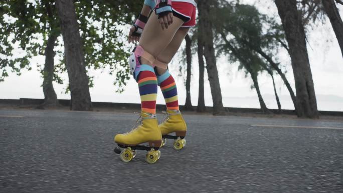 受亚洲启发的女子直列滑冰在城市公园轮滑。